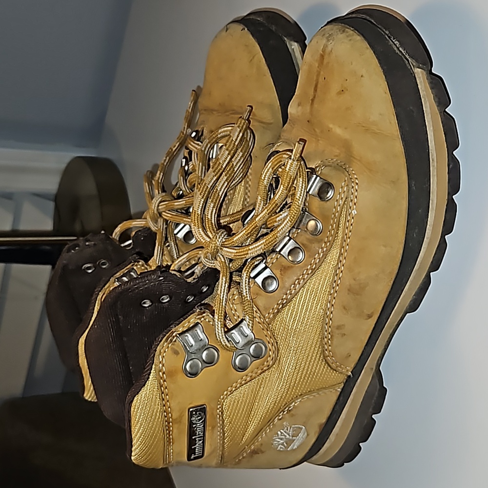 Women's Timberland Mid-Boot.